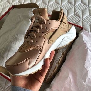 Nike Wmn Air Huarache Run SE Rose Bronze US 7 BNIB